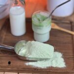 تصویر ماچا لاته فوری میکو کافی تهیه شده با شیر